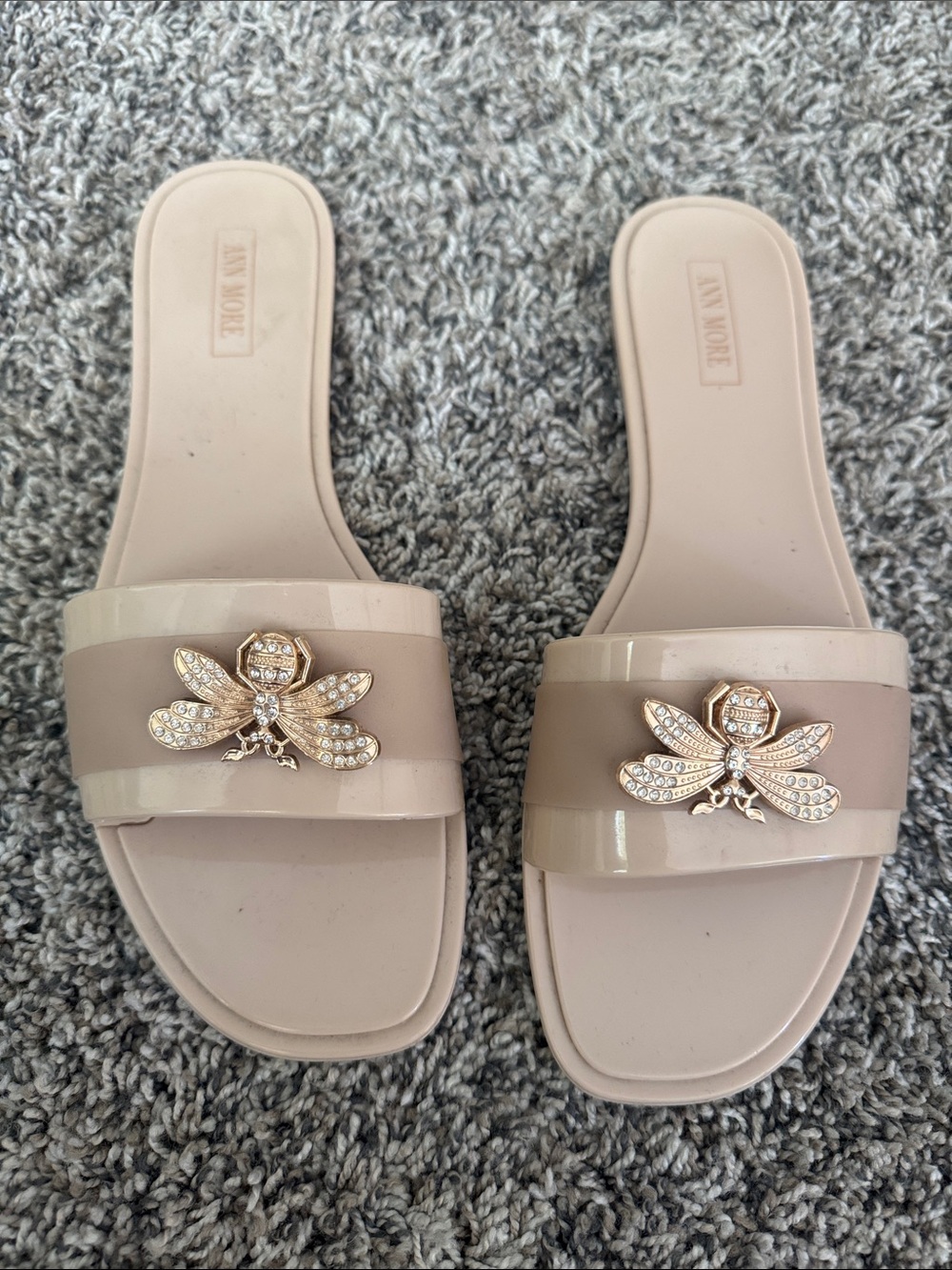 An More Jeweled Bee Nude Slide Sandals